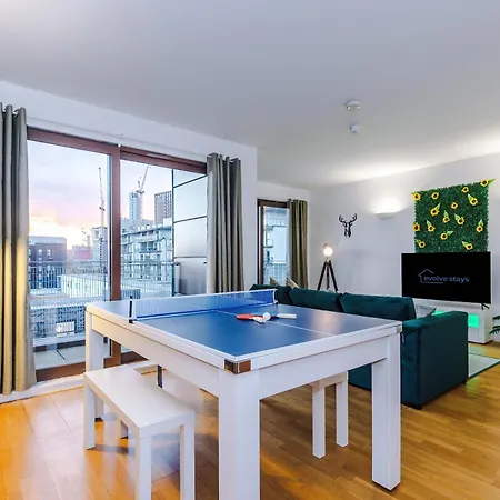 Sleeps 8, Duplex Apartment, Pool Table, Balcony X2, Long Term Disc, Perfect For Groups Manchester