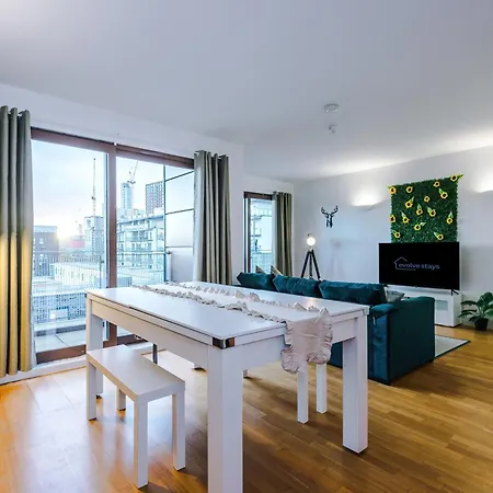 Sleeps 8, Duplex Apartment, Pool Table, Balcony X2, Long Term Disc, Perfect For Groups Manchester