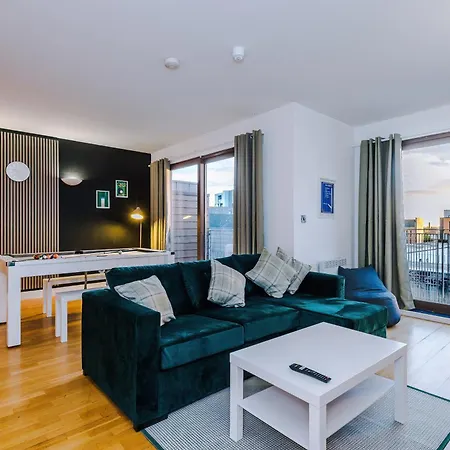 Lägenhet Sleeps 8, Duplex Apartment, Pool Table, Balcony X2, Long Term Disc, Perfect For Groups *