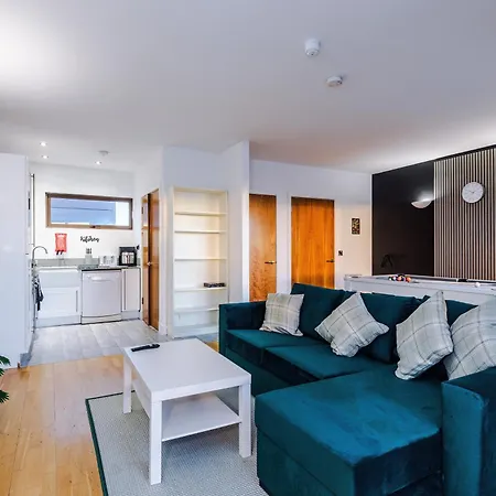 Lägenhet Sleeps 8, Duplex Apartment, Pool Table, Balcony X2, Long Term Disc, Perfect For Groups