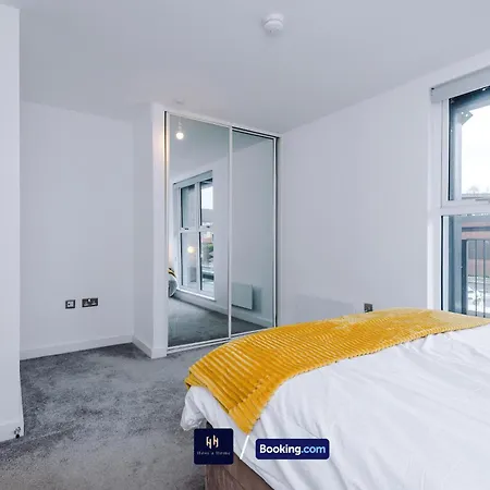 Modern 2 Bed With Balcony By Host A Manchester