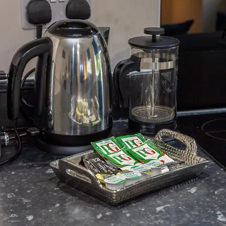 شقة Stylish One-Bedroom Apartment - Ideal For Business & Leisure In Salford By Av Hughes Properties *