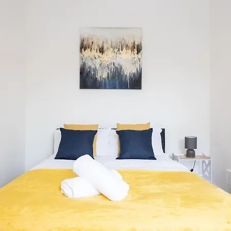 Bright & Modern 3 Bedroom Old Trafford Apartment *