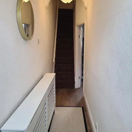 2 Bed House - Sleeps 5 - Pets - Parking - Wifi 曼彻斯特