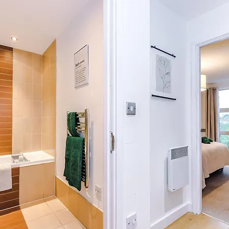 Sleeps 4, Prime Location, Balcony, Long Term Disc, Amazing Views アパート