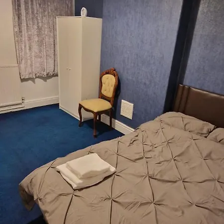 Проживание в семье Cosy Double In Monton Village - Eccles Манчестер