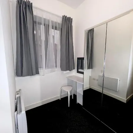 Homely 2 Bedroom Getaway - Free Parking, Transit Links, Close To Stadiums Apartment *