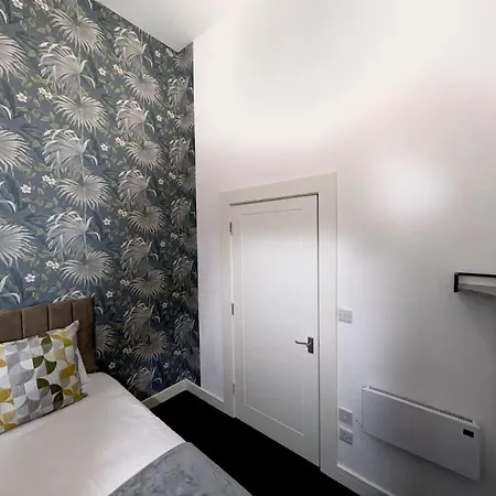 Homely 2 Bedroom Getaway - Free Parking, Transit Links, Close To Stadiums *