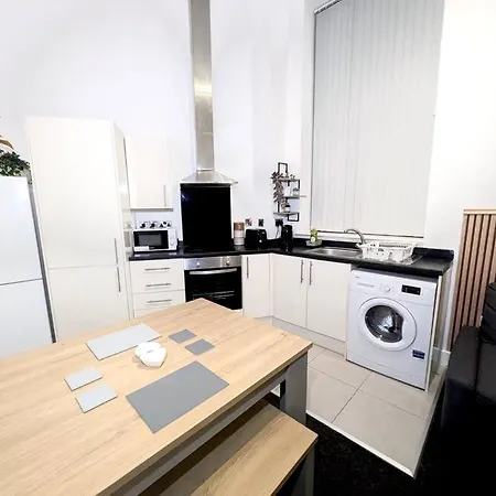 Homely 2 Bedroom Getaway - Free Parking, Transit Links, Close To Stadiums