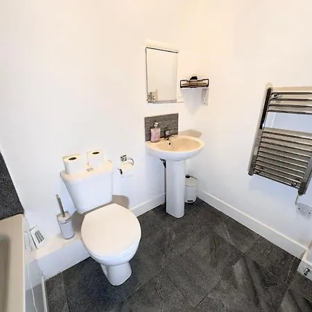 Apartment Homely 2 Bedroom Getaway - Free Parking, Transit Links, Close To Stadiums