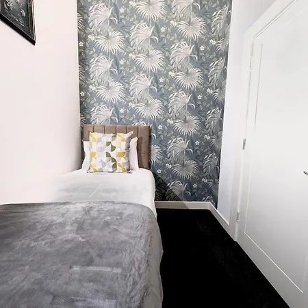 Homely 2 Bedroom Getaway - Free Parking, Transit Links, Close To Stadiums Apartment