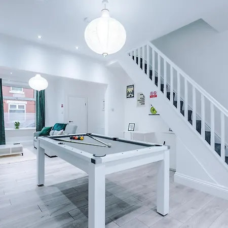 Apartamento Sleeps 6, Pool Table, Free Parking, Perfect For Groups, Long Term Disc *