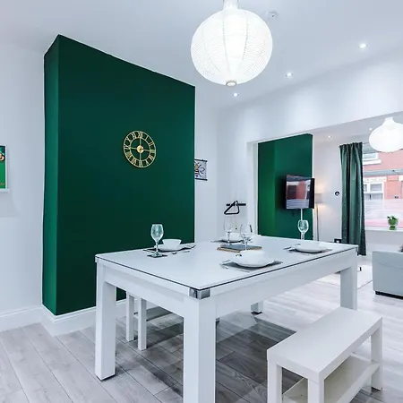 Sleeps 6, Pool Table, Free Parking, Perfect For Groups, Long Term Disc Mánchester