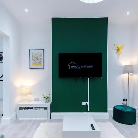 Sleeps 6, Pool Table, Free Parking, Perfect For Groups, Long Term Disc Mánchester