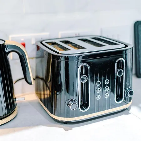 Sleeps 6, Pool Table, Free Parking, Perfect For Groups, Long Term Disc 맨체스터