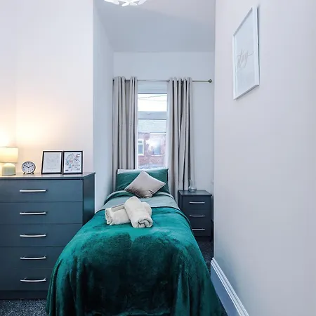 Sleeps 6, Pool Table, Free Parking, Perfect For Groups, Long Term Disc Mánchester