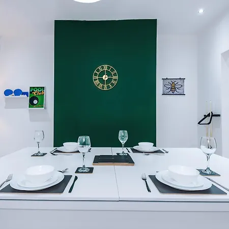 Sleeps 6, Pool Table, Free Parking, Perfect For Groups, Long Term Disc Mánchester