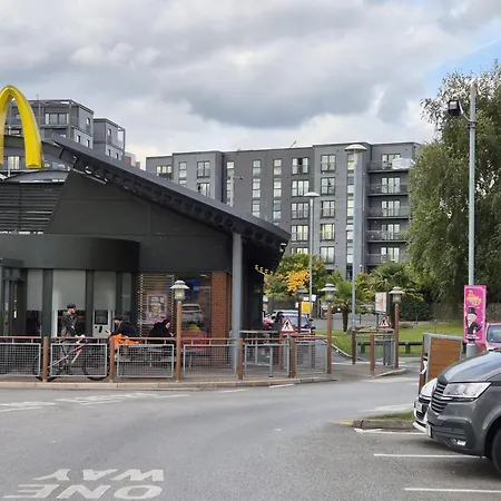 Affordably Elegant Close To Coop Live, Etihad Stadium And Centre