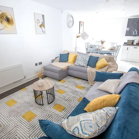 Coop Arena Luxurious Townhouse Holiday home