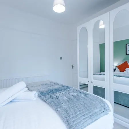 New! 4-bed In By 53 Degrees Property, Ideal For Business & Long Term Contractor Stays, Sleeps 10! *