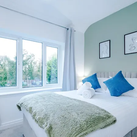 New! 4-bed In By 53 Degrees Property, Ideal For Business & Long Term Contractor Stays, Sleeps 10!