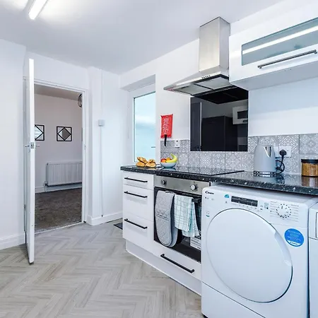 New! 3-bed House In By 53 Degrees Property, Ideal For Contractors, Business & Long Term, Free Parking! مانشستر