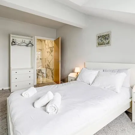 Large 2 Bed 2 Bath アパート マンチェスター