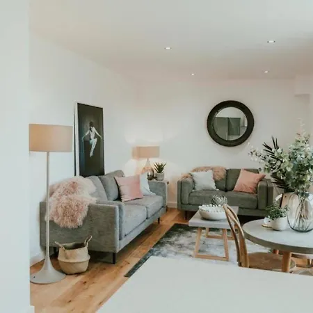 Lovely Chorlton Flat! 5 Seconds To Bus Stop & 2 Minutes To Tram Station Manchester