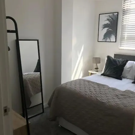 Lovely Chorlton Flat! 5 Seconds To Bus Stop & 2 Minutes To Tram Station Apartman *
