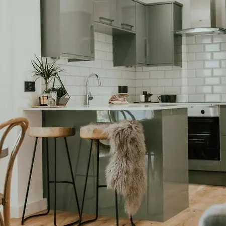 Lovely Chorlton Flat! 5 Seconds To Bus Stop & 2 Minutes To Tram Station