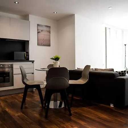 Modern 2 Bedroom - Centre - Parking * Manchester