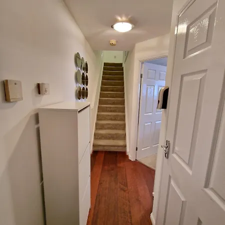 Stylish Pet Friendly 3 Bedroom House In