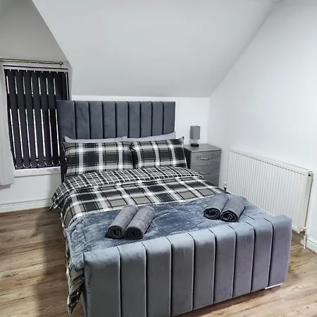 Dom wakacyjny Rainsough Entire House Sleeps Upto 22 - Free Parking & Wifi Manchester