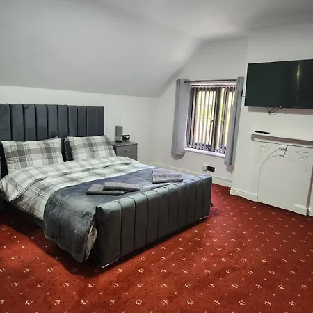 Dom wakacyjny Rainsough Entire House Sleeps Upto 22 - Free Parking & Wifi *