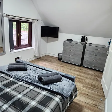 Rainsough Entire House Sleeps Upto 22 - Free Parking & Wifi Manchester