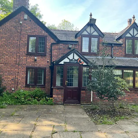 Rainsough Entire House Sleeps Upto 22 - Free Parking & Wifi * Manchester