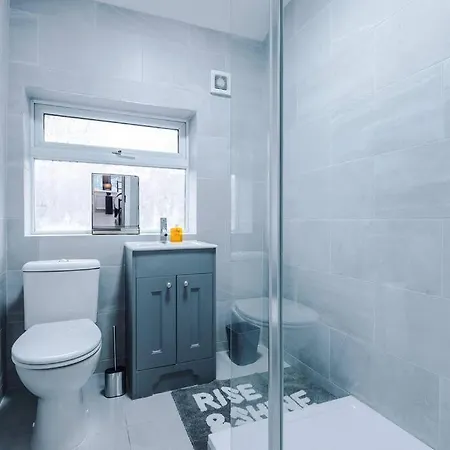 Appartamento Stylish 3bdr House By Vista Short Lets & Serviced With Free Parking, Pool Table And Ps4