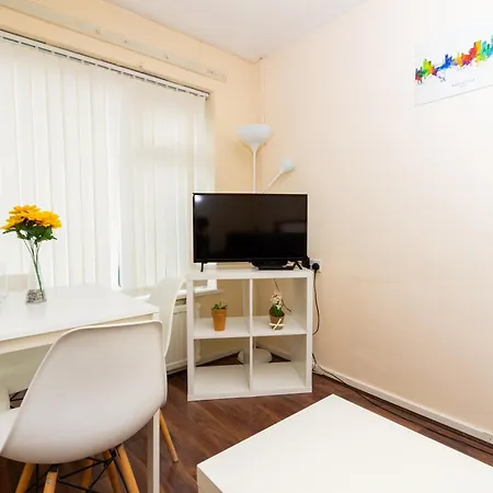 Studio In Stretford With Great Transport Links *