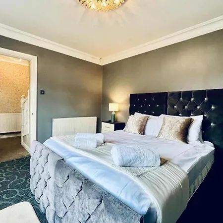 13 Guests - Free Parking - House Nyaraló Manchester