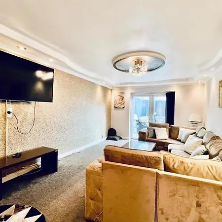 13 Guests - Free Parking - House * Manchester