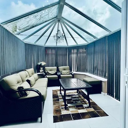 13 Guests - Free Parking - House Nyaraló Manchester