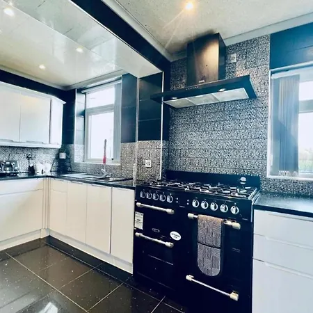 13 Guests - Free Parking - House Manchester