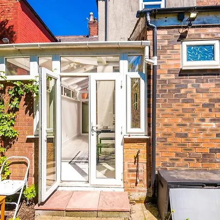 度假居 Large 4 Bedroom With Free Parking Near Mediacityuk