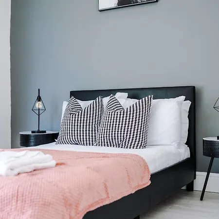 Large 4 Bedroom With Free Parking Near Mediacityuk * 曼彻斯特