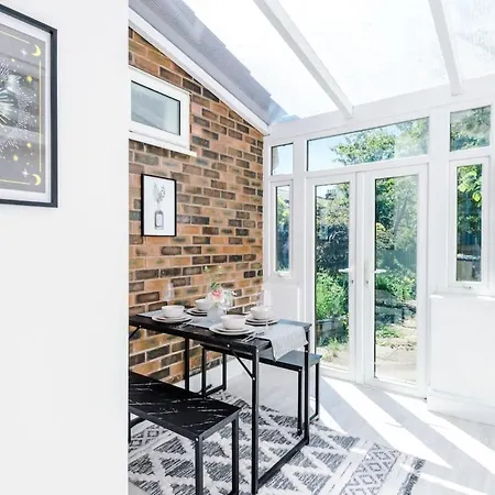 度假居 Large 4 Bedroom With Free Parking Near Mediacityuk *