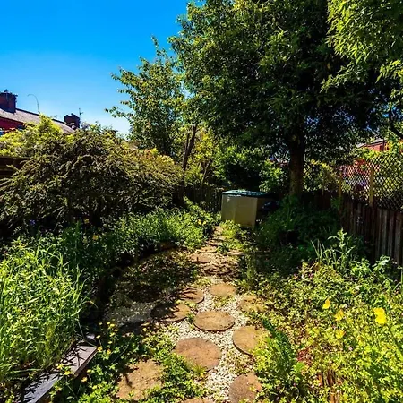 度假居 Large 4 Bedroom With Free Parking Near Mediacityuk 曼彻斯特