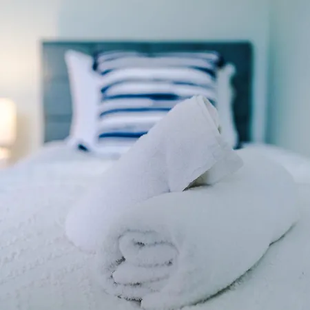 Vakantiehuis R&r - Modern Townhouse Near Etihad & Centre *