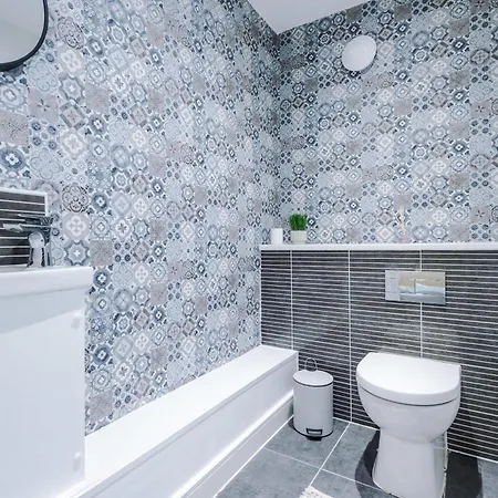 Vakantiehuis R&r - Modern Townhouse Near Etihad & Centre *