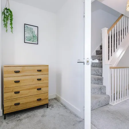 Vakantiehuis R&r - Modern Townhouse Near Etihad & Centre *