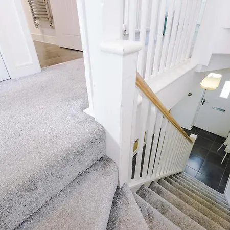 Vakantiehuis R&r - Modern Townhouse Near Etihad & Centre *